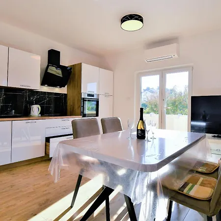 Mirjana V Apartment