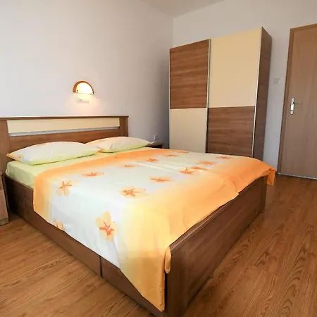 Mirjana V Lejlighed Lopar