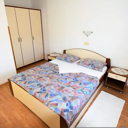 Mirjana V Lejlighed Lopar